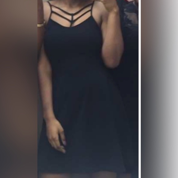 Elegant Black Strappy Dress - Picture 3 of 3